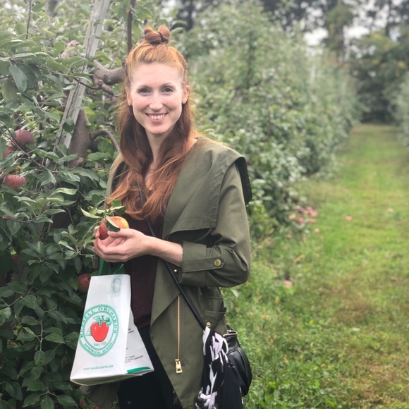 Meet your Posher, Laura - Picture 1 of 2